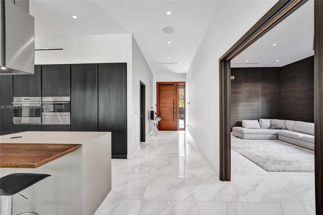 合同活跃: $19,000 (6 贝兹, 4 浴室, 3568 平方英尺)