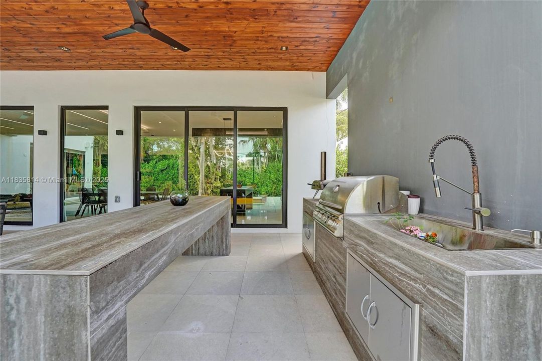 合同活跃: $19,000 (6 贝兹, 4 浴室, 3568 平方英尺)