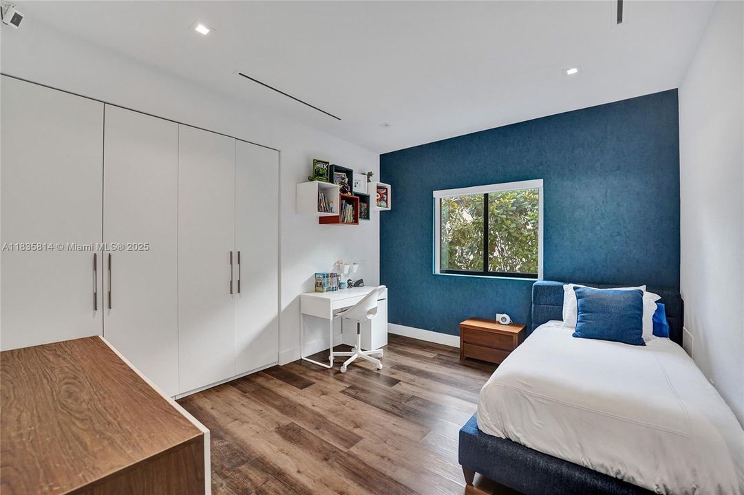 合同活跃: $19,000 (6 贝兹, 4 浴室, 3568 平方英尺)