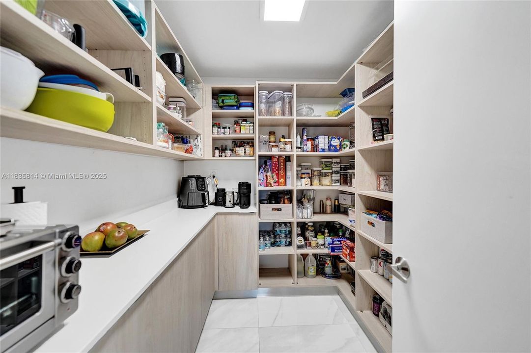 合同活跃: $19,000 (6 贝兹, 4 浴室, 3568 平方英尺)