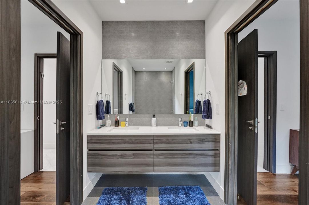 合同活跃: $19,000 (6 贝兹, 4 浴室, 3568 平方英尺)