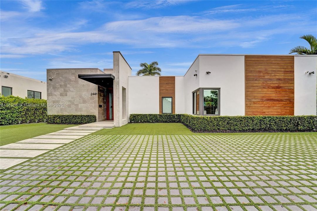 合同活跃: $19,000 (6 贝兹, 4 浴室, 3568 平方英尺)