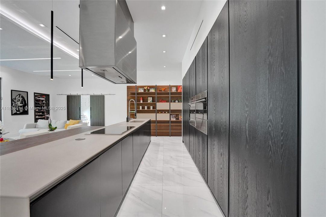 合同活跃: $19,000 (6 贝兹, 4 浴室, 3568 平方英尺)