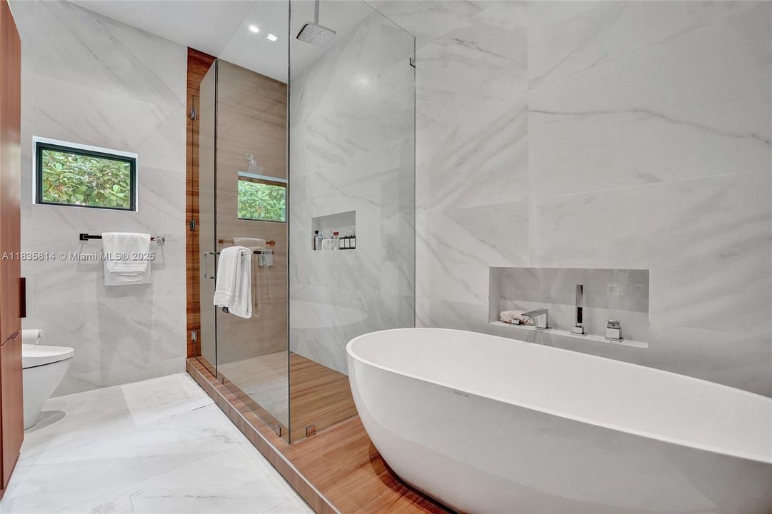 合同活跃: $19,000 (6 贝兹, 4 浴室, 3568 平方英尺)