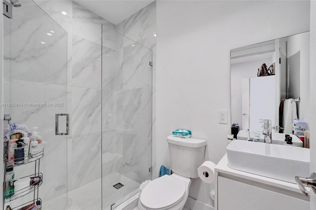 合同活跃: $19,000 (6 贝兹, 4 浴室, 3568 平方英尺)