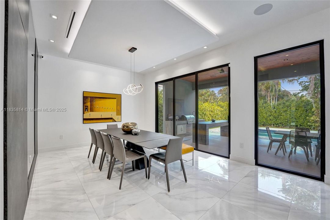 合同活跃: $19,000 (6 贝兹, 4 浴室, 3568 平方英尺)