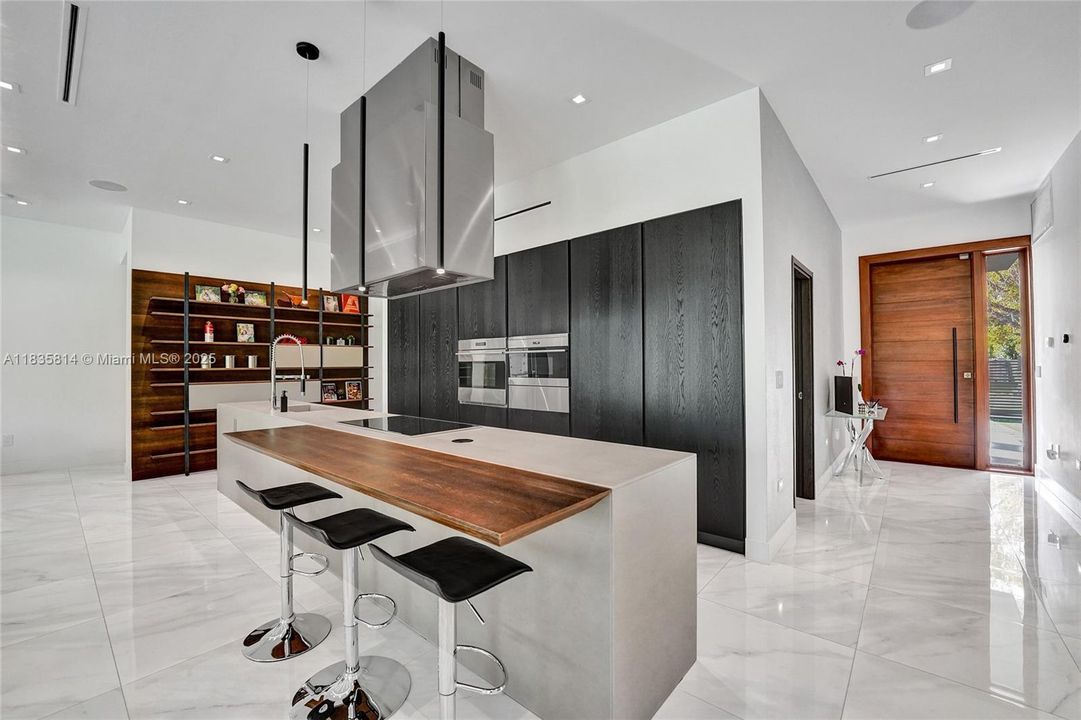 合同活跃: $19,000 (6 贝兹, 4 浴室, 3568 平方英尺)