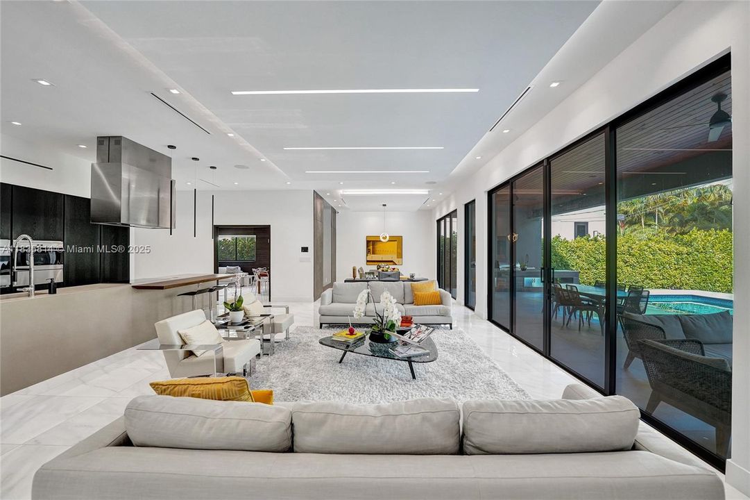 合同活跃: $19,000 (6 贝兹, 4 浴室, 3568 平方英尺)