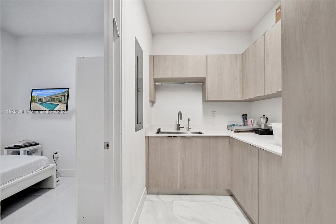 合同活跃: $19,000 (6 贝兹, 4 浴室, 3568 平方英尺)