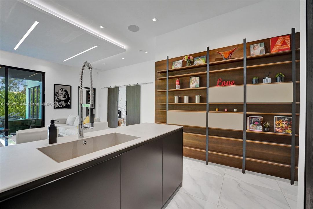 合同活跃: $19,000 (6 贝兹, 4 浴室, 3568 平方英尺)