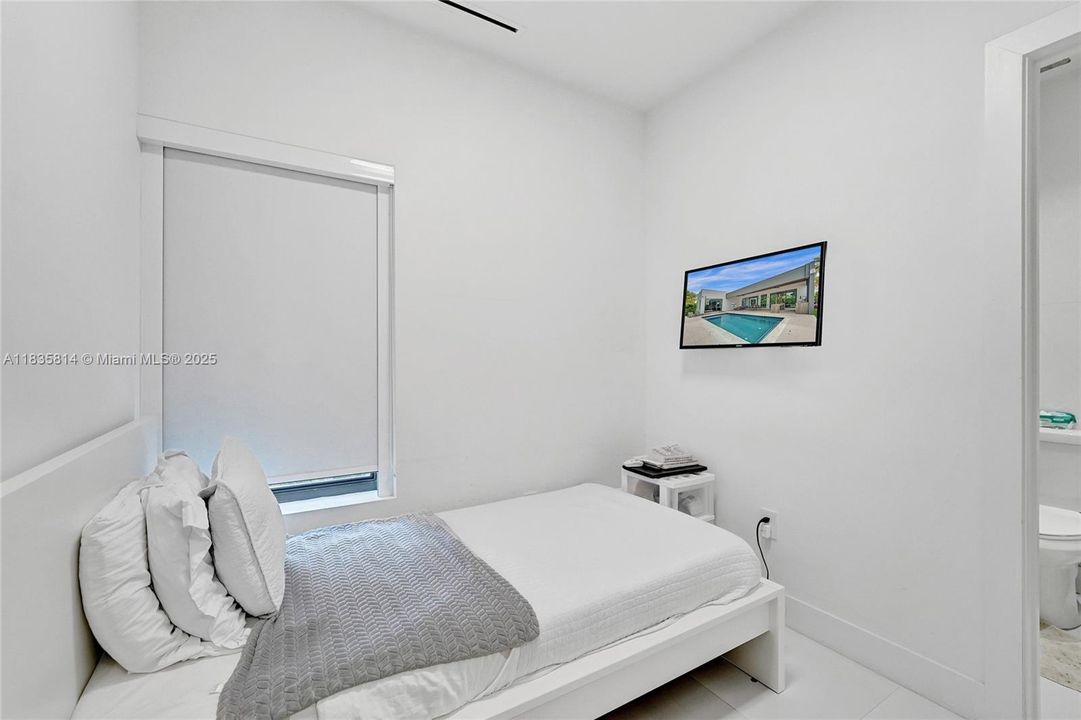 合同活跃: $19,000 (6 贝兹, 4 浴室, 3568 平方英尺)