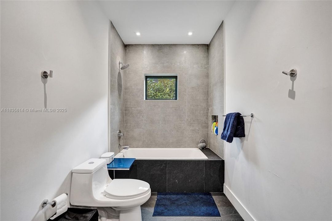 合同活跃: $19,000 (6 贝兹, 4 浴室, 3568 平方英尺)