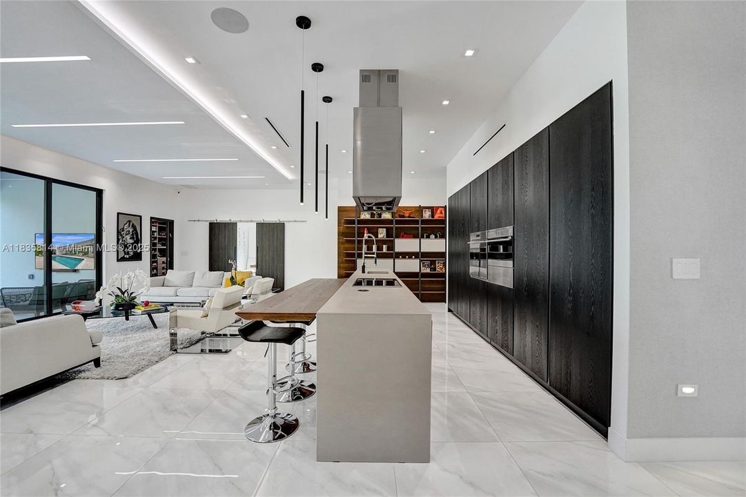 合同活跃: $19,000 (6 贝兹, 4 浴室, 3568 平方英尺)