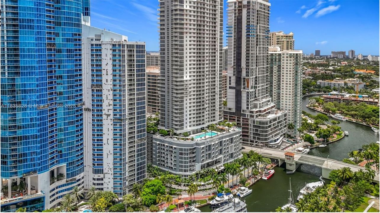 Под контрактом: $895,000 (2 спален, 2 ванн, 1161 Квадратных фут)