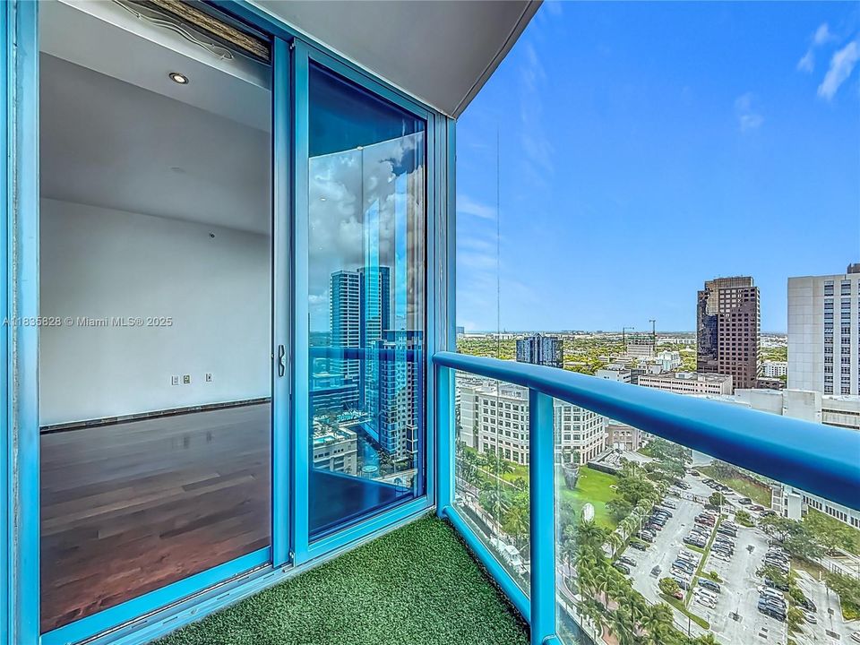 Под контрактом: $895,000 (2 спален, 2 ванн, 1161 Квадратных фут)