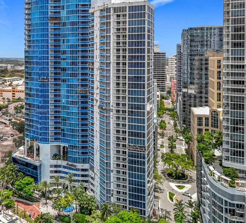 Под контрактом: $895,000 (2 спален, 2 ванн, 1161 Квадратных фут)