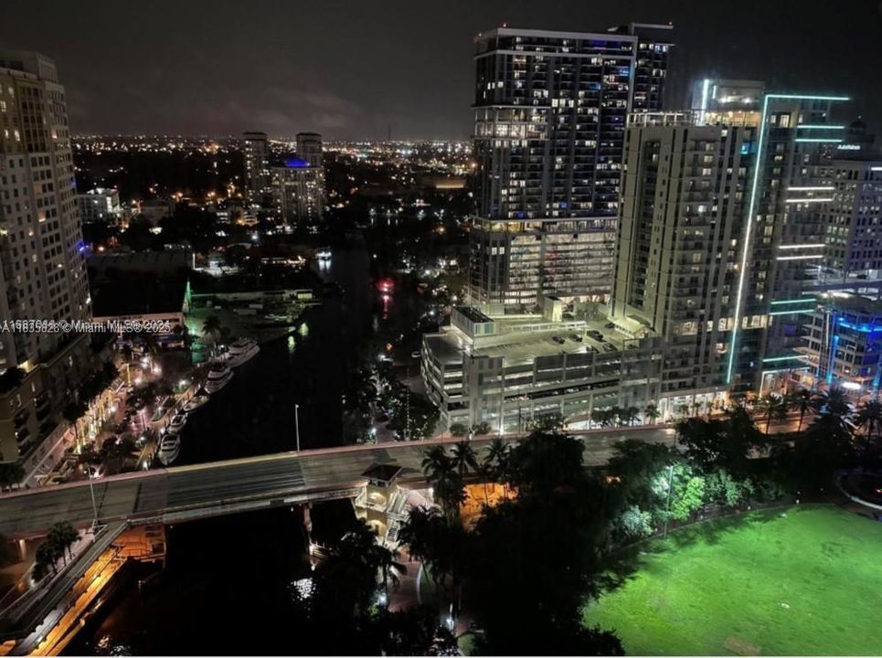 Под контрактом: $895,000 (2 спален, 2 ванн, 1161 Квадратных фут)