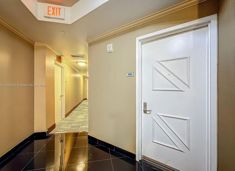 Под контрактом: $895,000 (2 спален, 2 ванн, 1161 Квадратных фут)