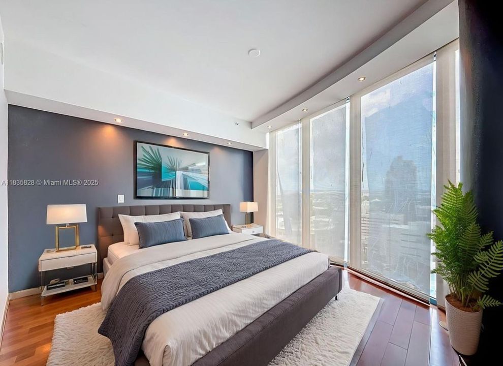 Под контрактом: $895,000 (2 спален, 2 ванн, 1161 Квадратных фут)