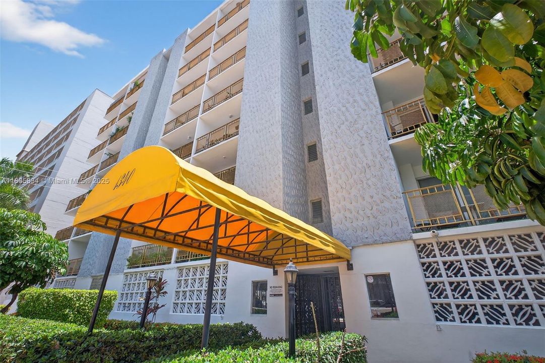 For Sale: $302,000 (1 beds, 1 baths, 770 Square Feet)