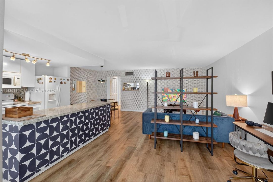 For Sale: $302,000 (1 beds, 1 baths, 770 Square Feet)