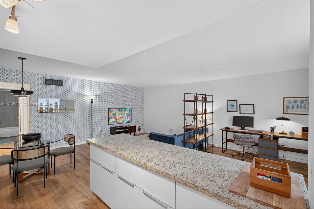 For Sale: $302,000 (1 beds, 1 baths, 770 Square Feet)