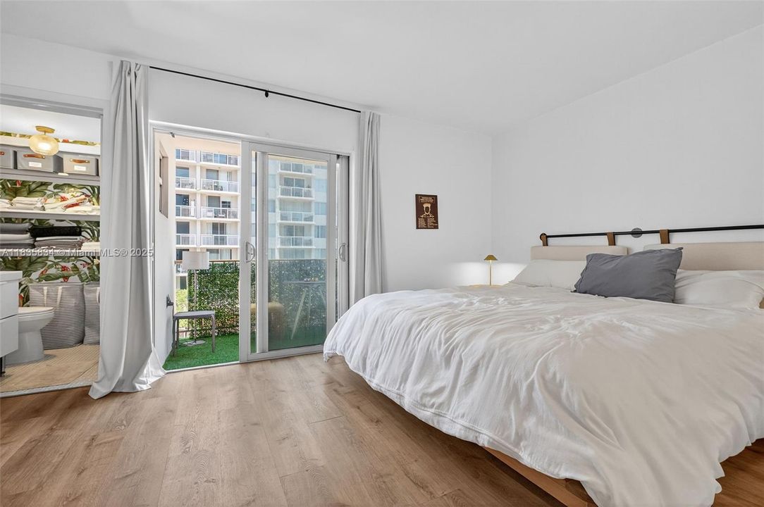 For Sale: $302,000 (1 beds, 1 baths, 770 Square Feet)