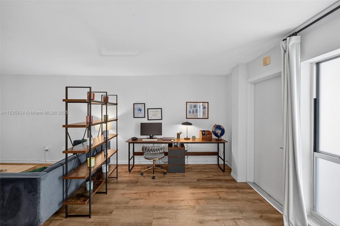 For Sale: $302,000 (1 beds, 1 baths, 770 Square Feet)