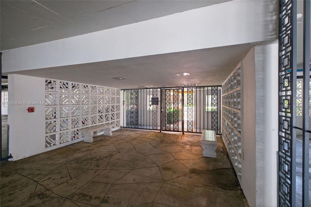 For Sale: $302,000 (1 beds, 1 baths, 770 Square Feet)