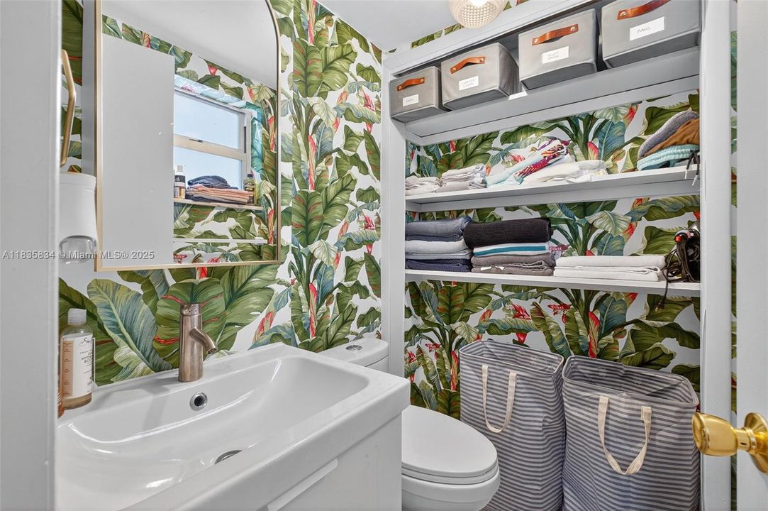 For Sale: $302,000 (1 beds, 1 baths, 770 Square Feet)