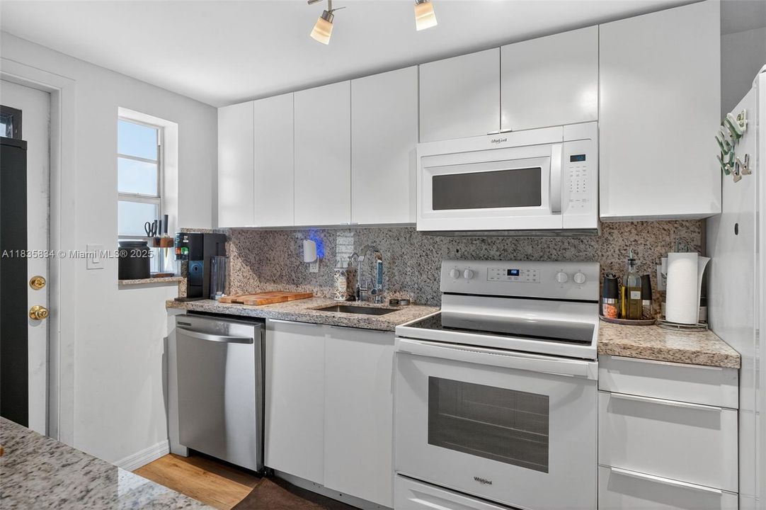 For Sale: $302,000 (1 beds, 1 baths, 770 Square Feet)