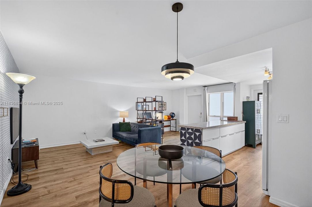 For Sale: $302,000 (1 beds, 1 baths, 770 Square Feet)