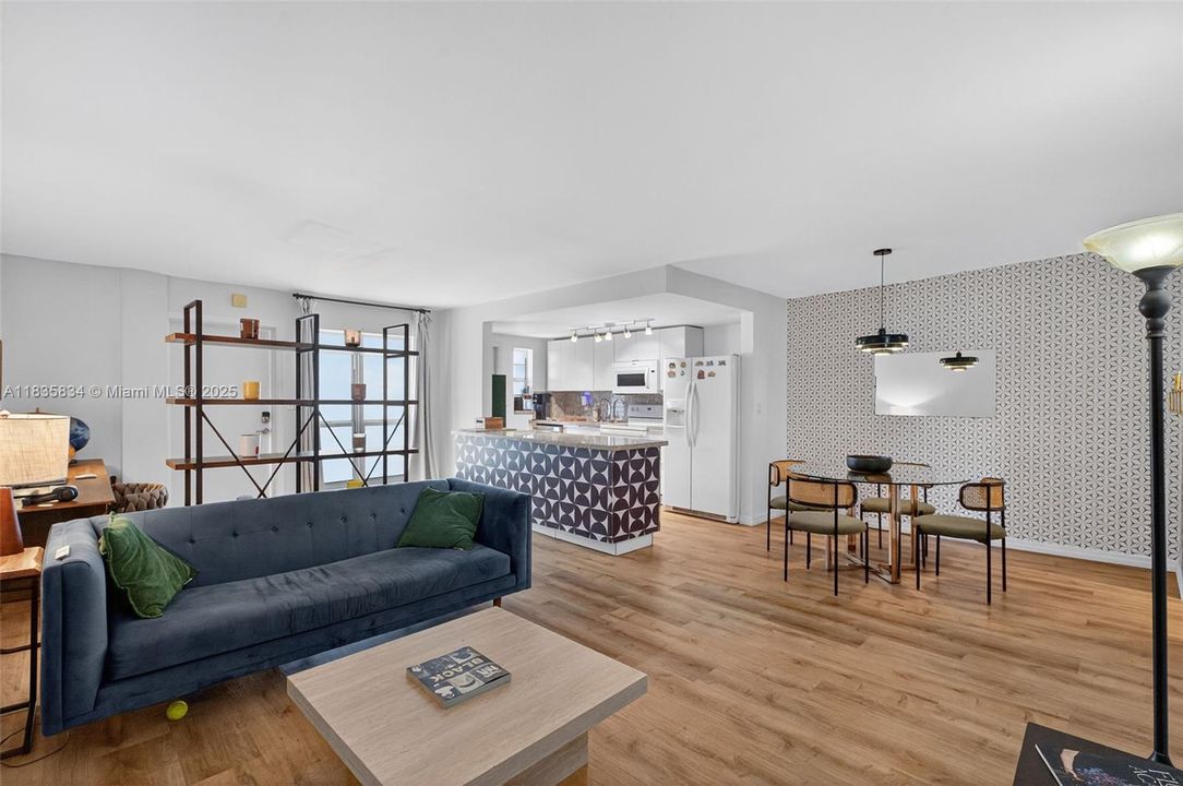 For Sale: $302,000 (1 beds, 1 baths, 770 Square Feet)