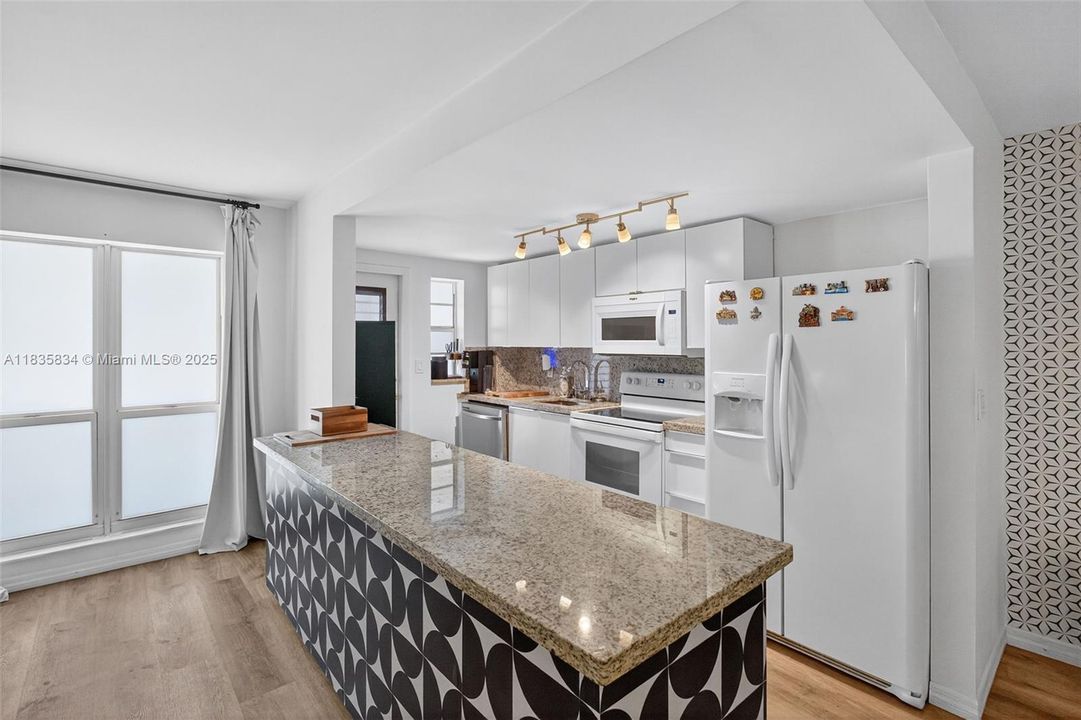 For Sale: $302,000 (1 beds, 1 baths, 770 Square Feet)