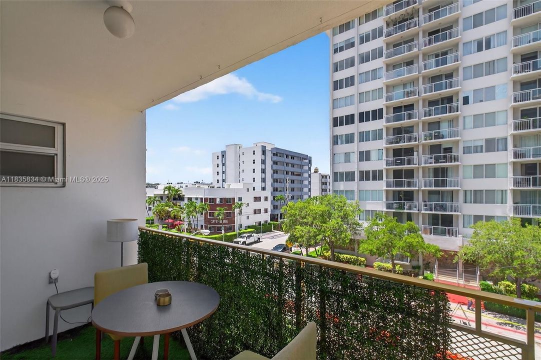 For Sale: $302,000 (1 beds, 1 baths, 770 Square Feet)