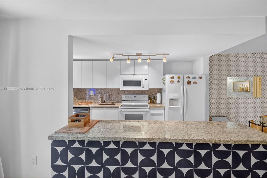 For Sale: $302,000 (1 beds, 1 baths, 770 Square Feet)