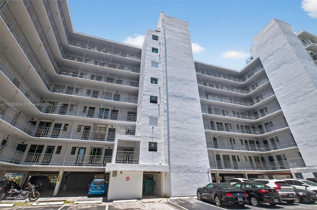 For Sale: $302,000 (1 beds, 1 baths, 770 Square Feet)