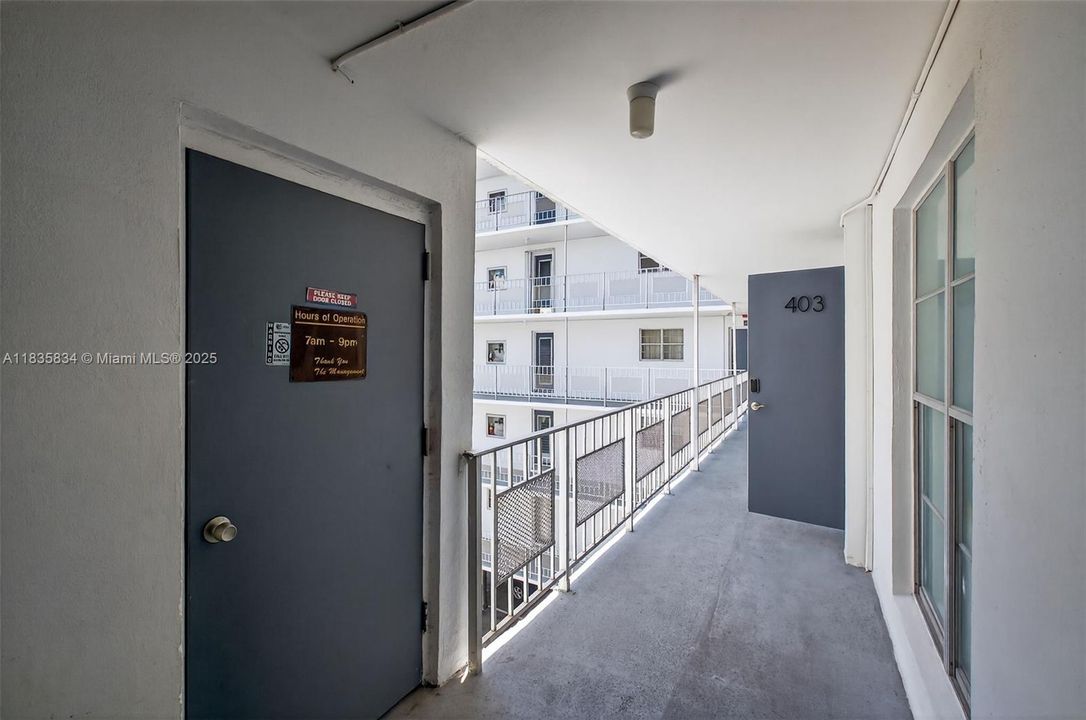 For Sale: $302,000 (1 beds, 1 baths, 770 Square Feet)