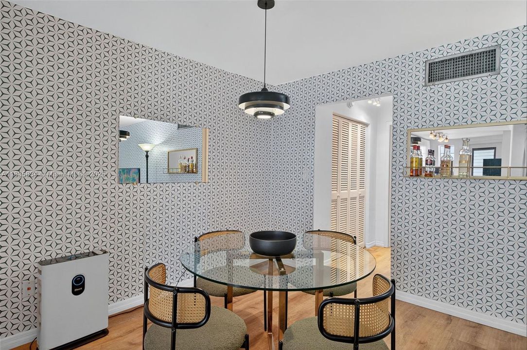 For Sale: $302,000 (1 beds, 1 baths, 770 Square Feet)