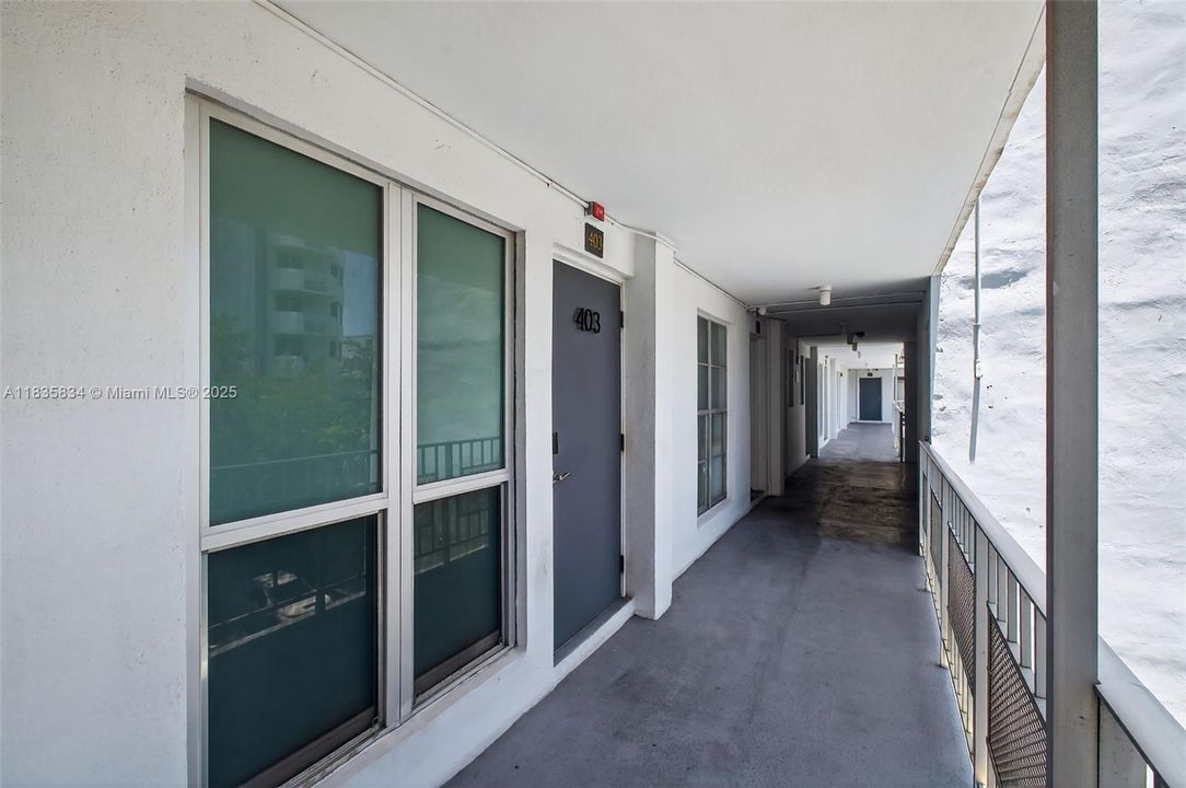 For Sale: $302,000 (1 beds, 1 baths, 770 Square Feet)