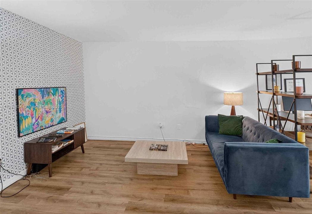 For Sale: $302,000 (1 beds, 1 baths, 770 Square Feet)