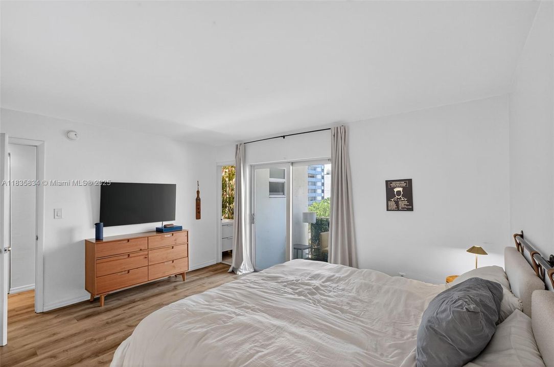 For Sale: $302,000 (1 beds, 1 baths, 770 Square Feet)