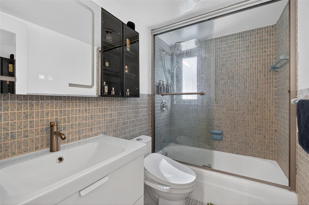 For Sale: $302,000 (1 beds, 1 baths, 770 Square Feet)
