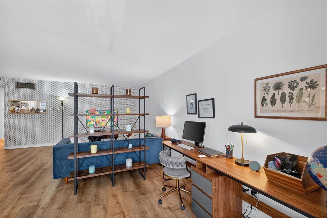 For Sale: $302,000 (1 beds, 1 baths, 770 Square Feet)