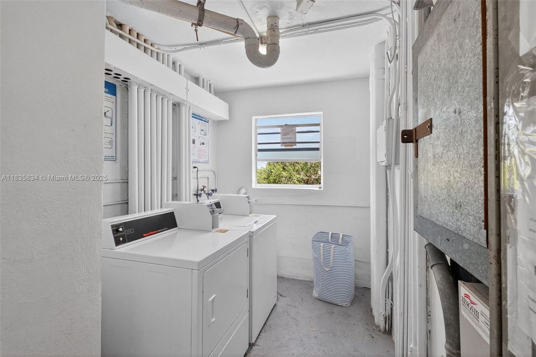 For Sale: $302,000 (1 beds, 1 baths, 770 Square Feet)