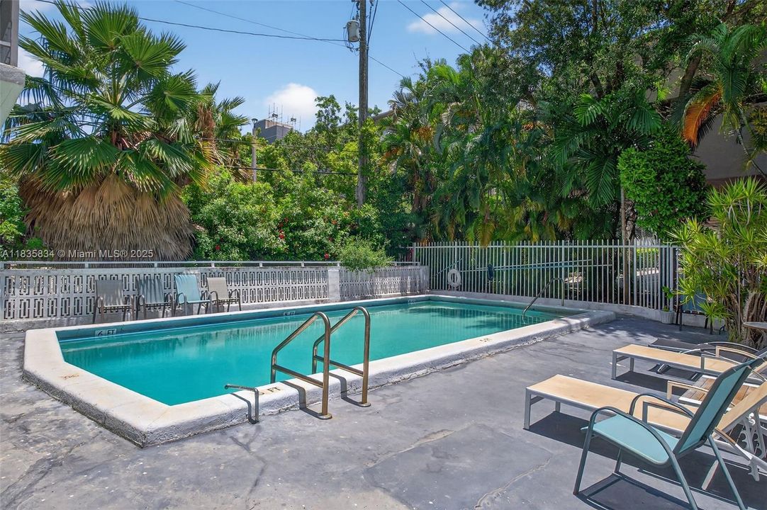 For Sale: $302,000 (1 beds, 1 baths, 770 Square Feet)