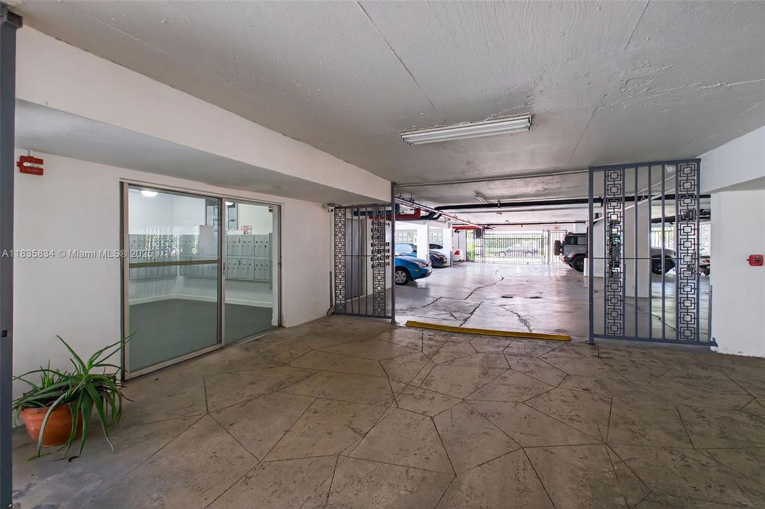 For Sale: $302,000 (1 beds, 1 baths, 770 Square Feet)