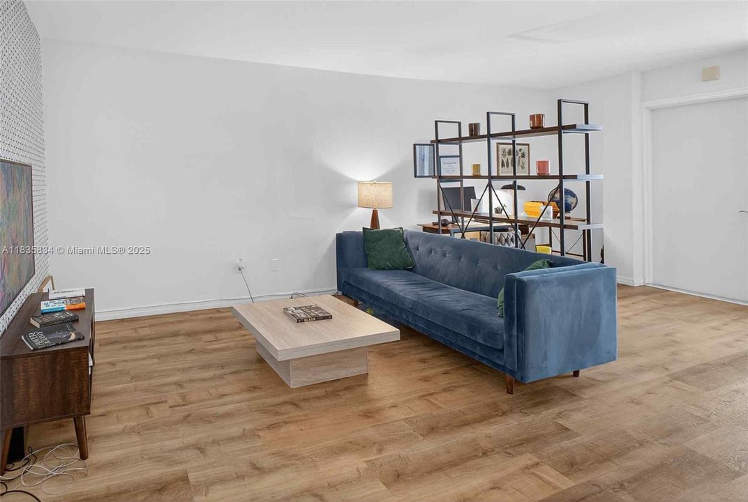 For Sale: $302,000 (1 beds, 1 baths, 770 Square Feet)