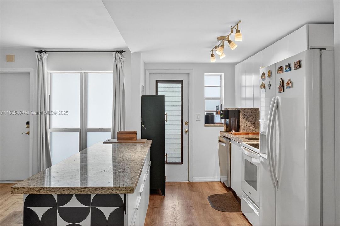 For Sale: $302,000 (1 beds, 1 baths, 770 Square Feet)