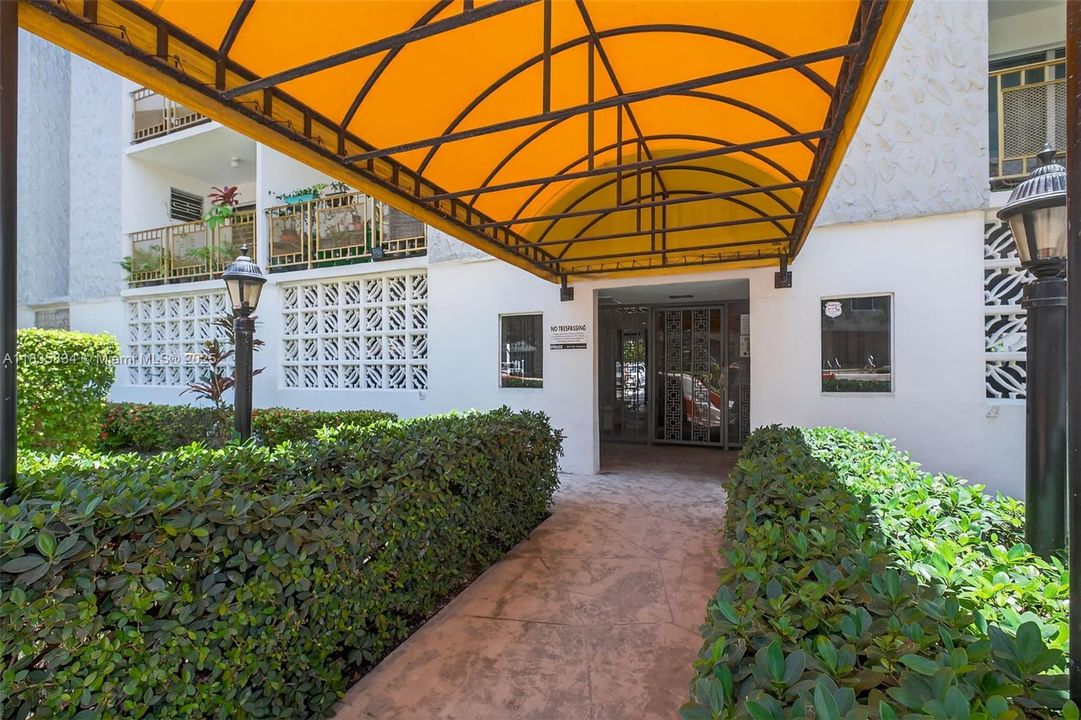 For Sale: $302,000 (1 beds, 1 baths, 770 Square Feet)